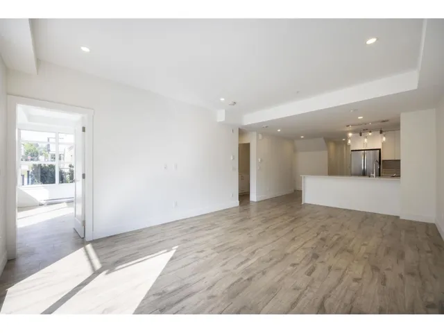 11 6328 KING GEORGE BOULEVARD, Surrey, British Columbia V3X1E9