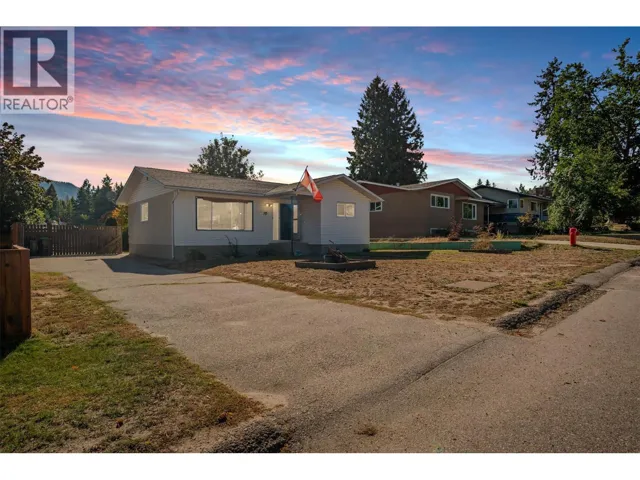 204 PINEWOOD Drive, Castlegar, British Columbia V1N2M4