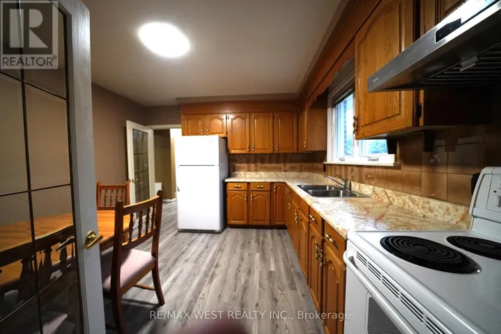 35 BECKETT AVENUE, Toronto (Rustic), Ontario M6L2B3