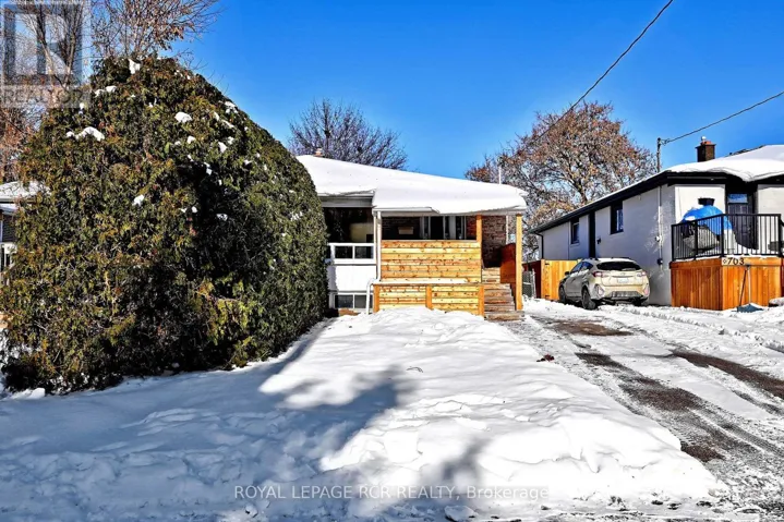 701 SUNNYPOINT DRIVE, Newmarket (Huron Heights-Leslie Valley), Ontario L3Y2Z7