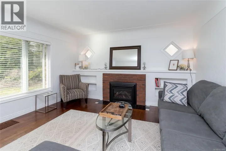 4121 Quadra St, Saanich, British Columbia V8X1L1