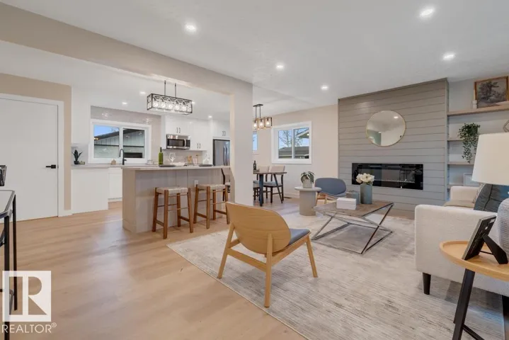 15022 86 AV NW, Edmonton, Alberta T5R4C1