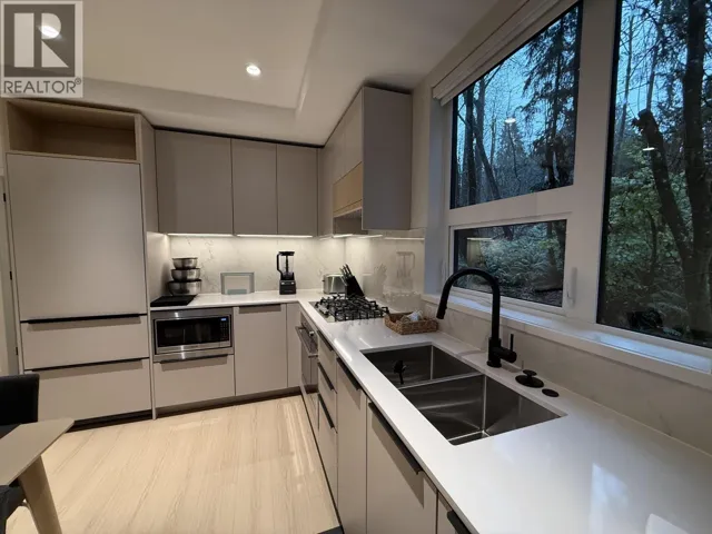 218 125 ALBERT STREET, Port Moody, British Columbia V3H0M8