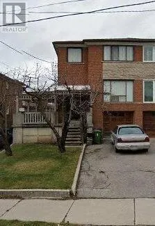 8 RAINSWOOD COURT, Toronto (Downsview-Roding-CFB), Ontario M3M1G2