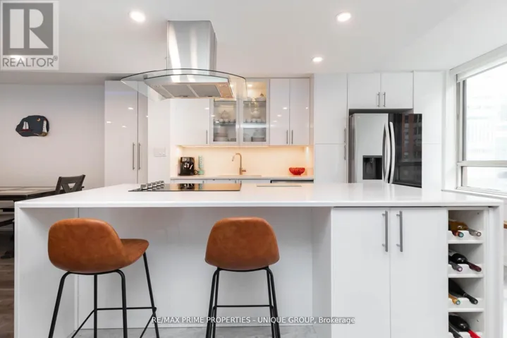 903 - 633 BAY STREET, Toronto (Bay Street Corridor), Ontario M5G2G4