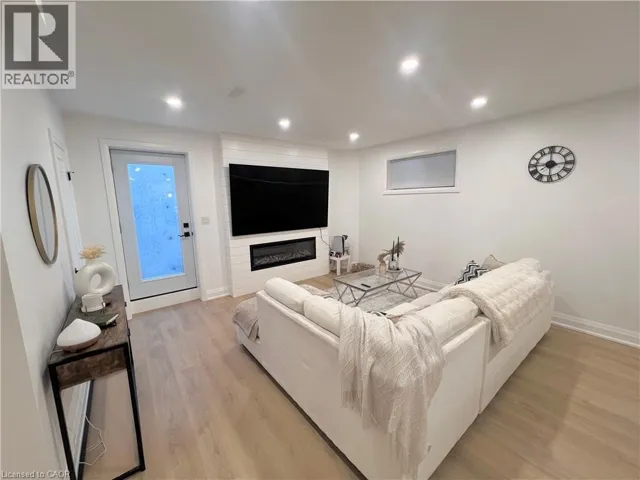 31 COLIN Crescent, Hamilton, Ontario L9A0A1