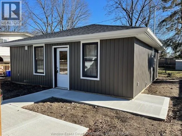 3401 ROXBOROUGH Unit# REAR, Windsor, Ontario N9E2Z9