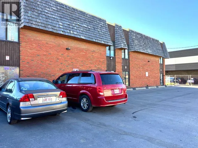 1817 48, Calgary, Alberta T3K3C1