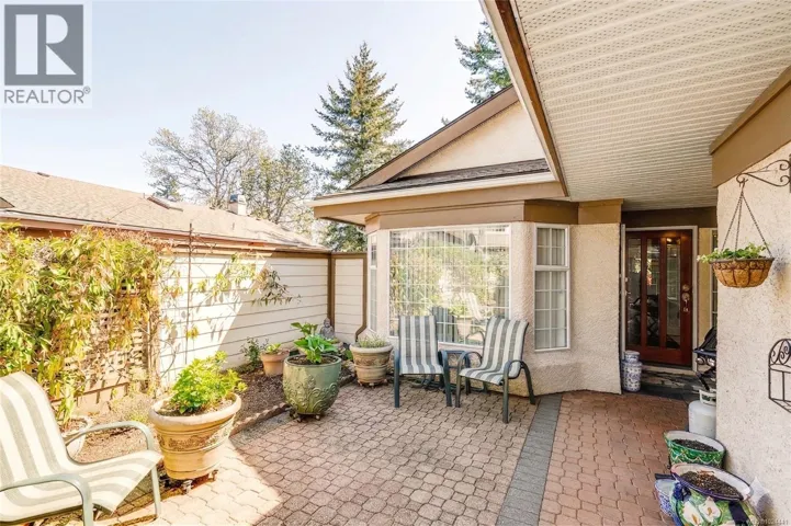 22 901 Kentwood Lane, Saanich, British Columbia V8Y2Y6