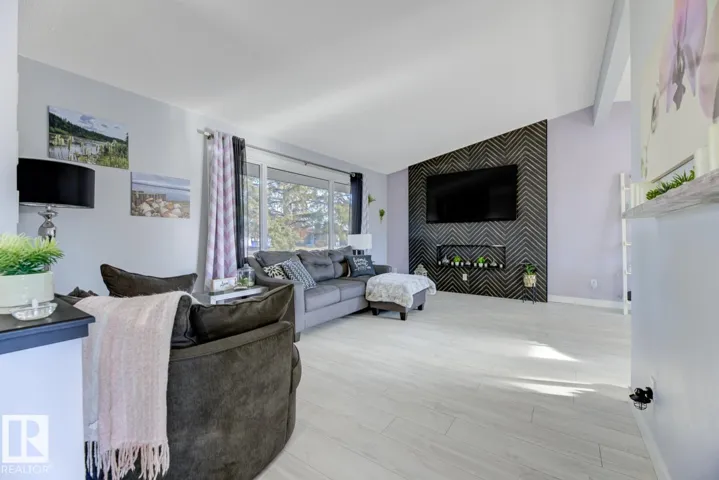 5707 89 AV NW, Edmonton, Alberta T6B0M8