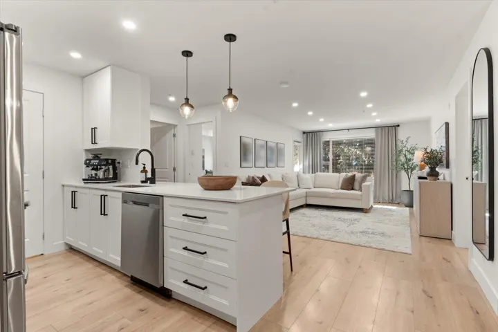 211 2581 LANGDON STREET, Abbotsford, British Columbia V2T7A3