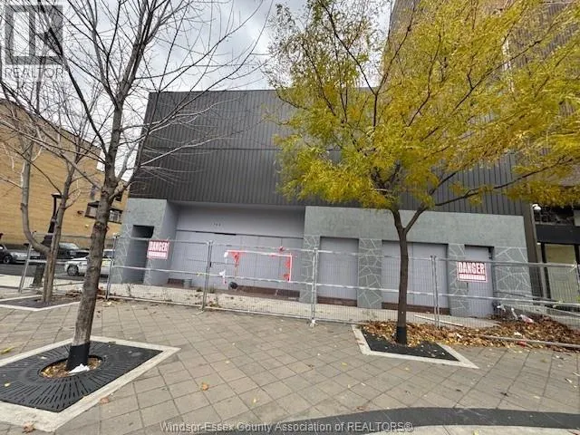 747 OUELLETTE AVENUE, Windsor, Ontario N9A6T2