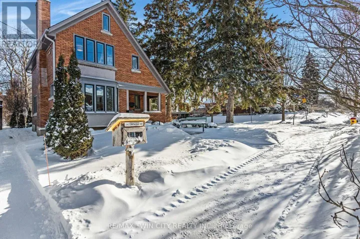 86 EARL STREET, Kitchener, Ontario N2M2V9