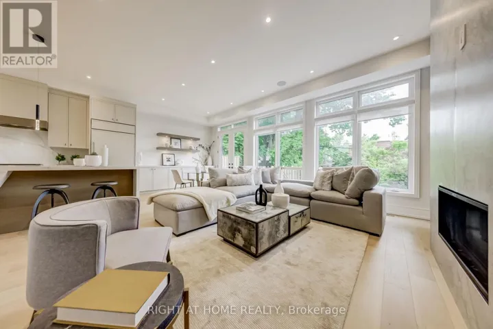 102 PARKLEA DRIVE, Toronto (Leaside), Ontario M4G2J8