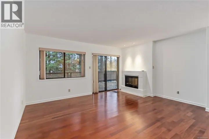 1 981 Fir Tree Glen, Saanich, British Columbia V8X5B8