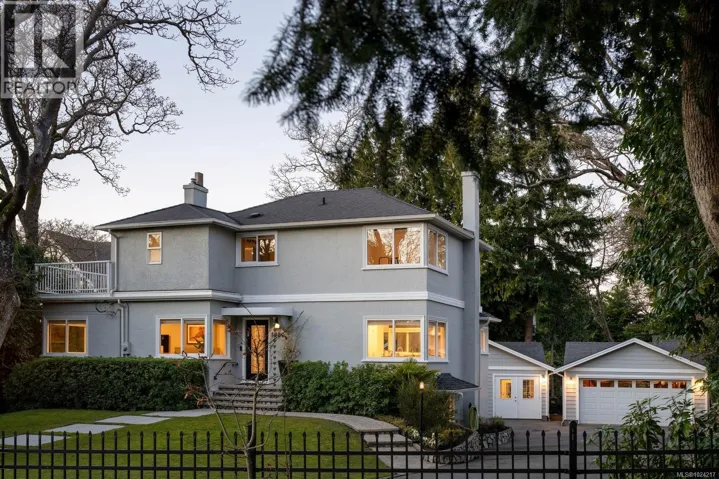 1980 Fairfield Rd, Victoria, British Columbia V8S1H4