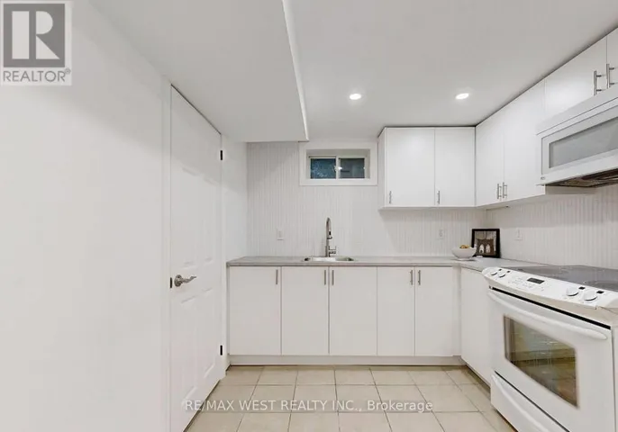 138 ARMITAGE DRIVE, Newmarket (Central Newmarket), Ontario L3Y5L7