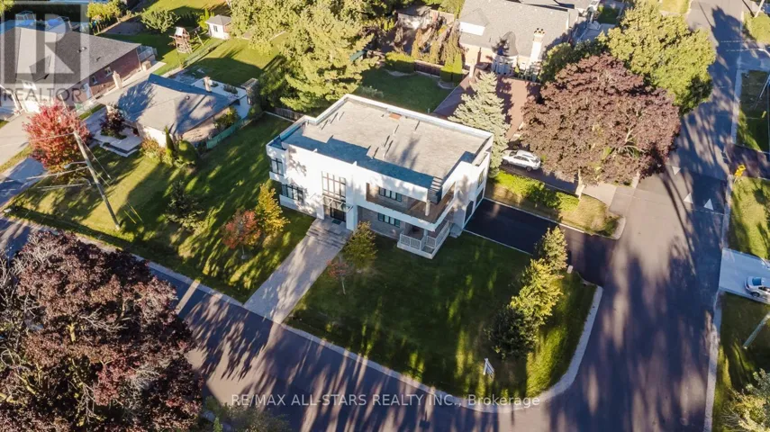 26 LANCER DRIVE, Vaughan (Maple), Ontario L6A1E1