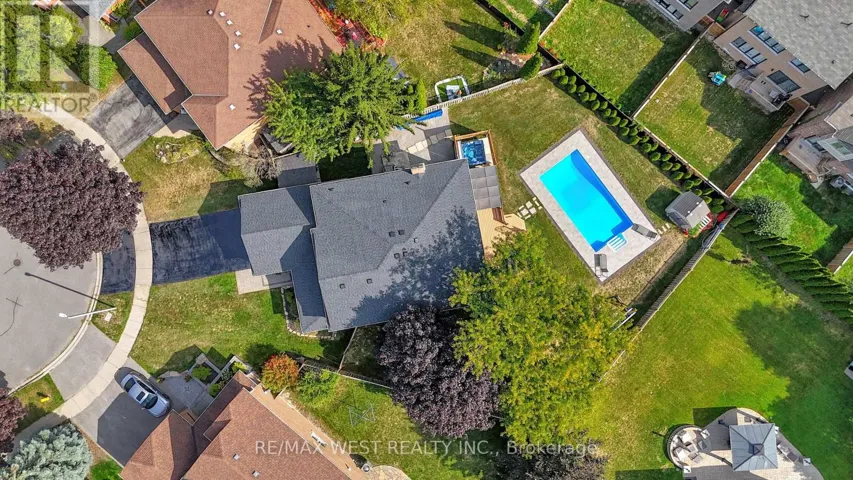 32 FALSTAFF CRESCENT, Whitby (Rolling Acres), Ontario L1R1W3