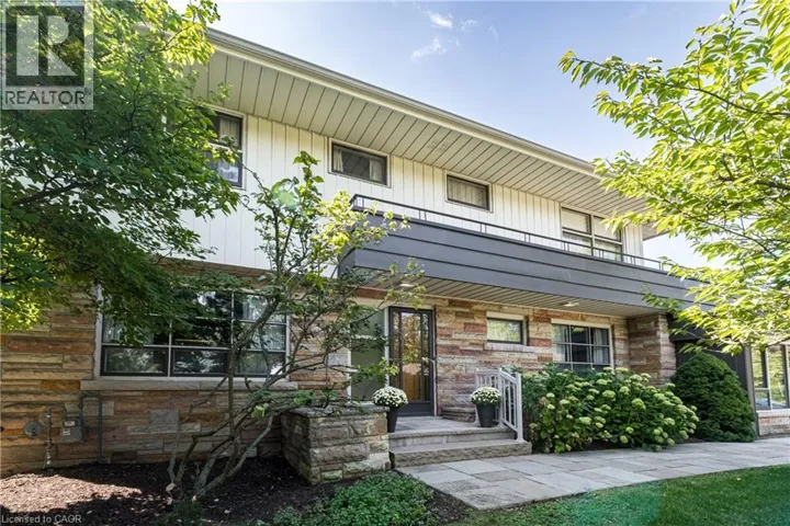 6 FREELAND Court, Hamilton, Ontario L8S3R5