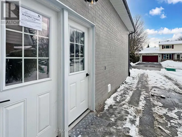 LOWER - 264 CURREY CRESCENT E, Newmarket (Central Newmarket), Ontario L3Y5M9