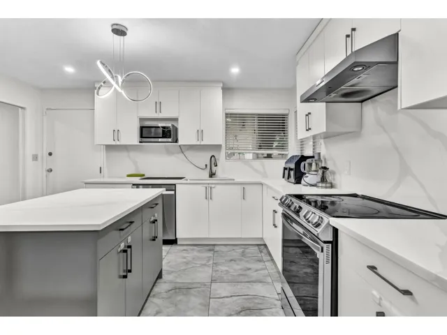 20225 40 AVENUE, Langley, British Columbia V3A2W8