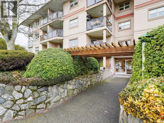 202 1694 Cedar Hill Cross Rd, Saanich, British Columbia V8P2P7