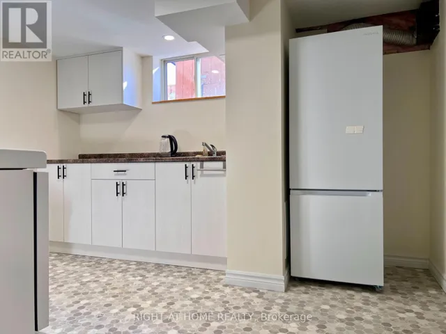 2 THORNCROFT CRESCENT, Ajax (South East), Ontario L1S2S2