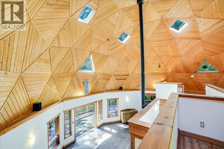 5631 LONGBEACH Road, Nelson, British Columbia V1L6N9