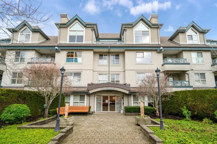 302 15325 17 AVENUE, Surrey, British Columbia V4A1T8