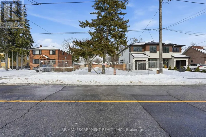 19 BROADVIEW AVENUE, Mississauga (Port Credit), Ontario L5H2S8