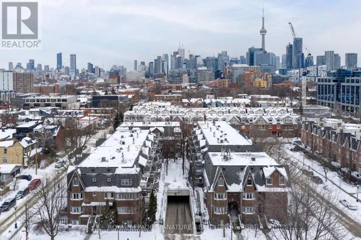 D - 32 MASSEY STREET W, Toronto (Niagara), Ontario M6J3W4