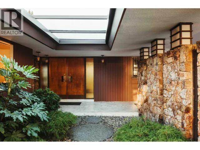 701 DANSEY AVENUE, Coquitlam, British Columbia V3K3G4