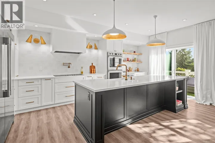 4 4583 Wilkinson Rd, Saanich, British Columbia V8Z5C3