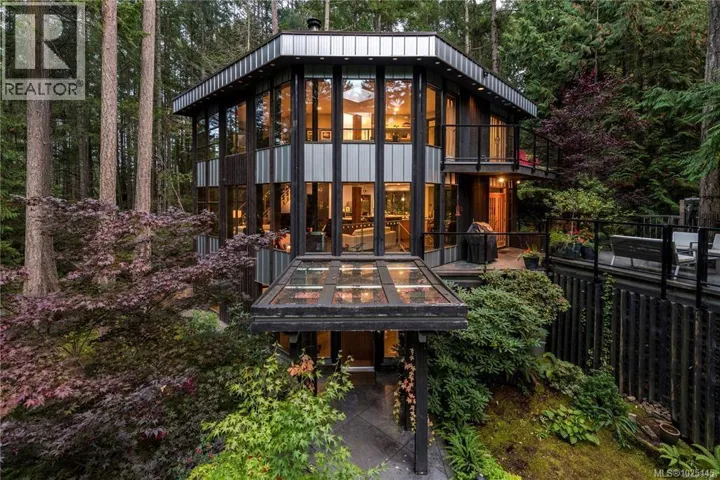 1457 Howcrest Rd, North Saanich, British Columbia V8L5K1