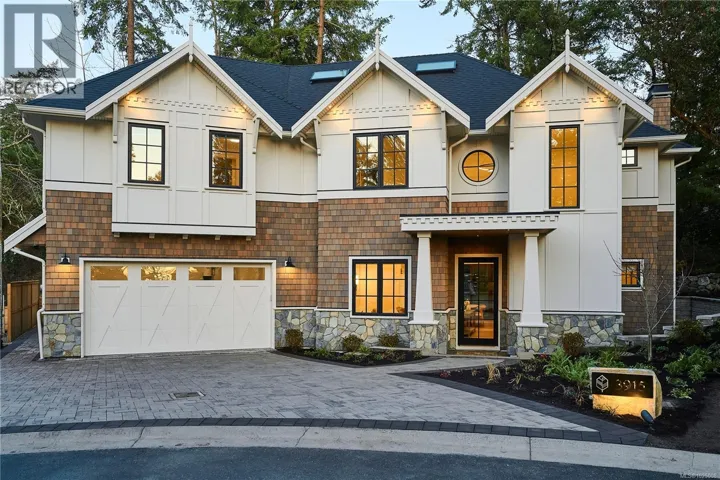 3915 Woodlands Pl, Saanich, British Columbia V8N4J7
