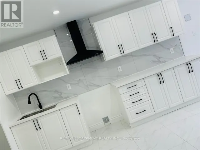 LOWER - 26 SCARLETWOOD STREET, Hamilton (Stoney Creek Mountain), Ontario L8J0K8