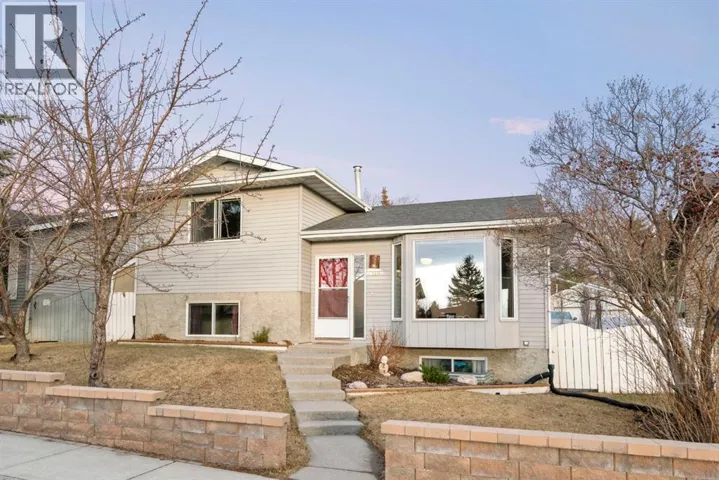 10 Carolina Drive W, Cochrane, Alberta T4C1C2