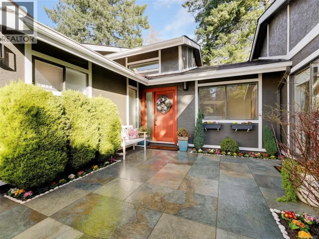 1042 Donwood Dr, Saanich, British Columbia V8X4G3