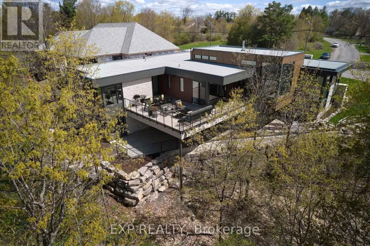 32 CLOVELLY ROAD, Ottawa, Ontario K1J6M2