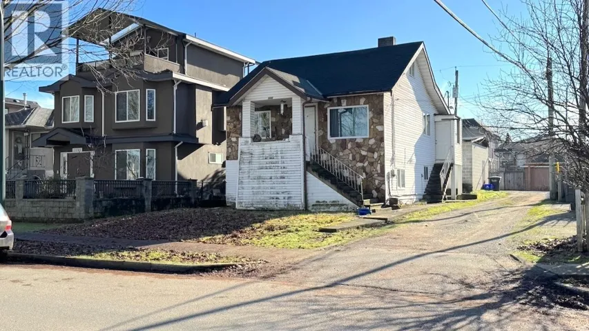 3006 E 25TH AVENUE, Vancouver, British Columbia V5R1J4