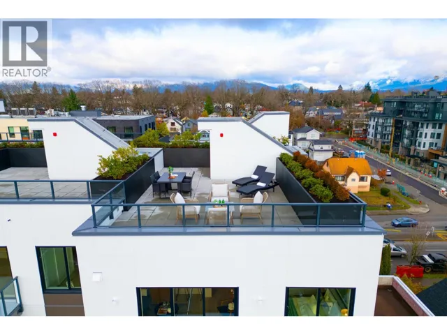 606 2268 E BROADWAY, Vancouver, British Columbia V5N1W9