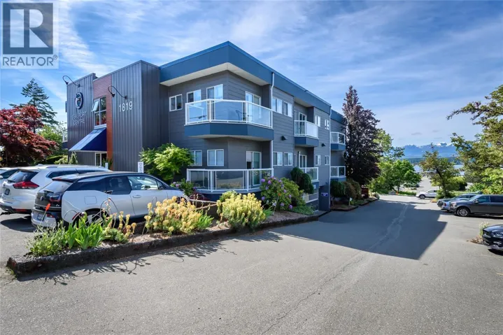 203 1819 Beaufort Ave, Comox, British Columbia V9M1R9