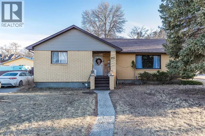 201 5 Street SE, Medicine Hat, Alberta T1A0M5
