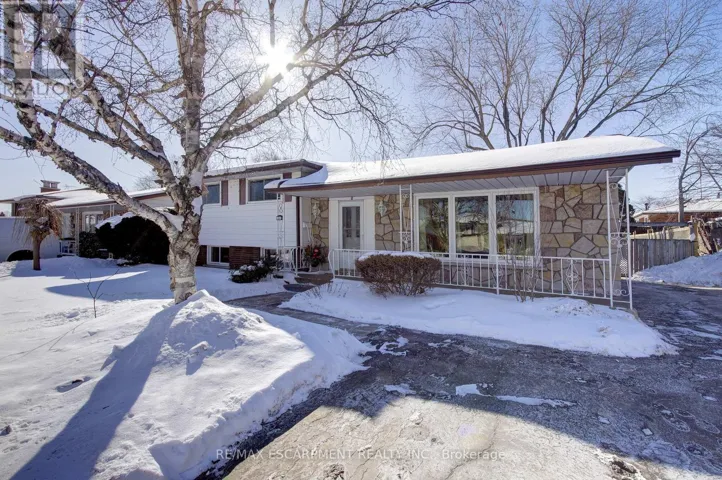 8 JEANETTE STREET, Hamilton (Lawfield), Ontario L8V2N3