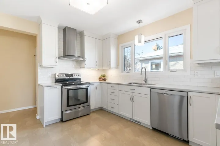 8707 STRATHEARN DR NW, Edmonton, Alberta T6C4C8