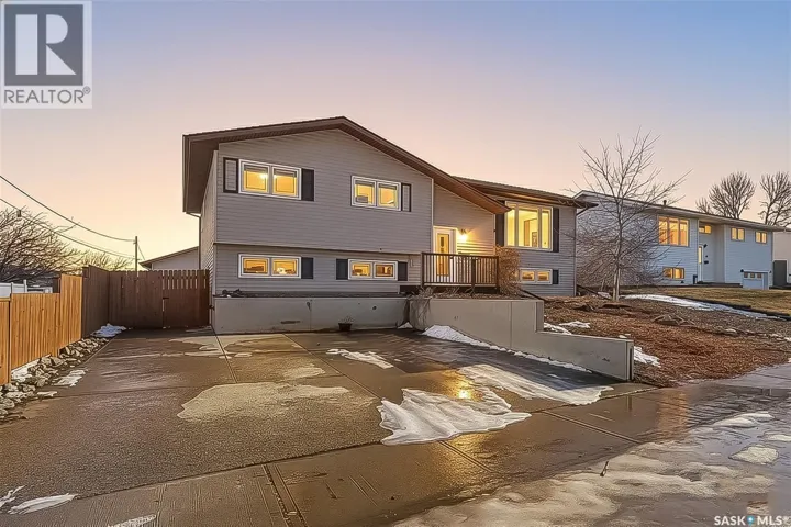 941 14th AVENUE SW, Moose Jaw, Saskatchewan S6H7R7