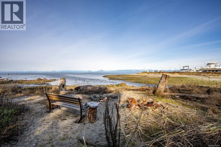 1426 Wilkinson Rd, Comox, British Columbia V9M4B3