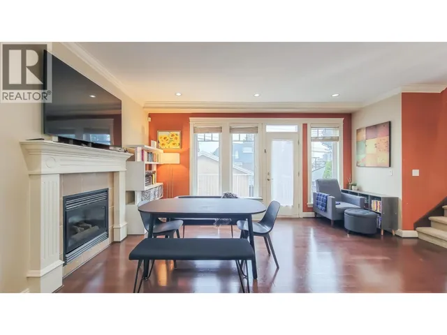 203 E 18TH STREET, North Vancouver, British Columbia V7L2X7