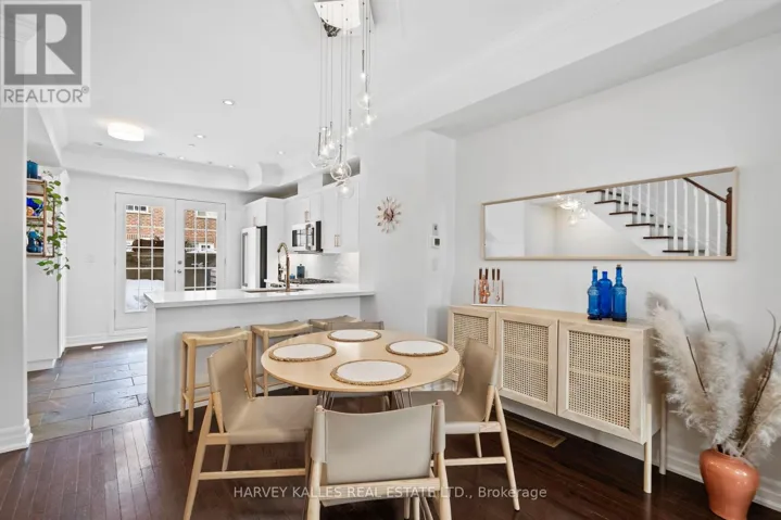 17 PEELAR MEWS, Toronto (Mimico), Ontario M8Y0B1